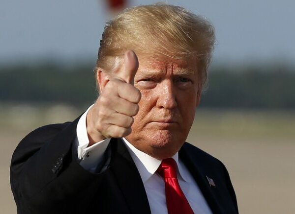 trump-giving-thumbs-up