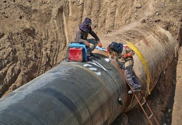 east-africa-workers-working-on-pipeline